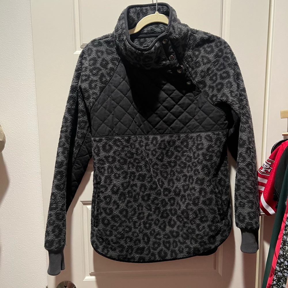 Abercrombie & Fitch Gray Leopard Print Quilted Pullover